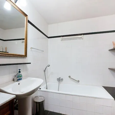 Lush Mansion In With Private Garden בית נופש