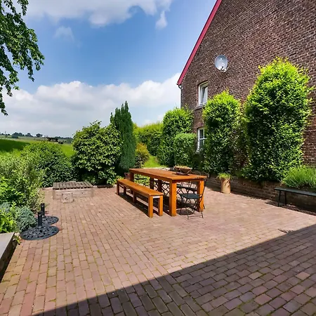 Mansion With Garden Voeren